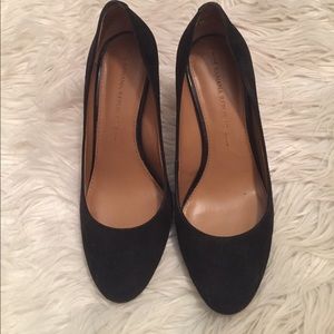 Black banana republic suede rounded toe pumps